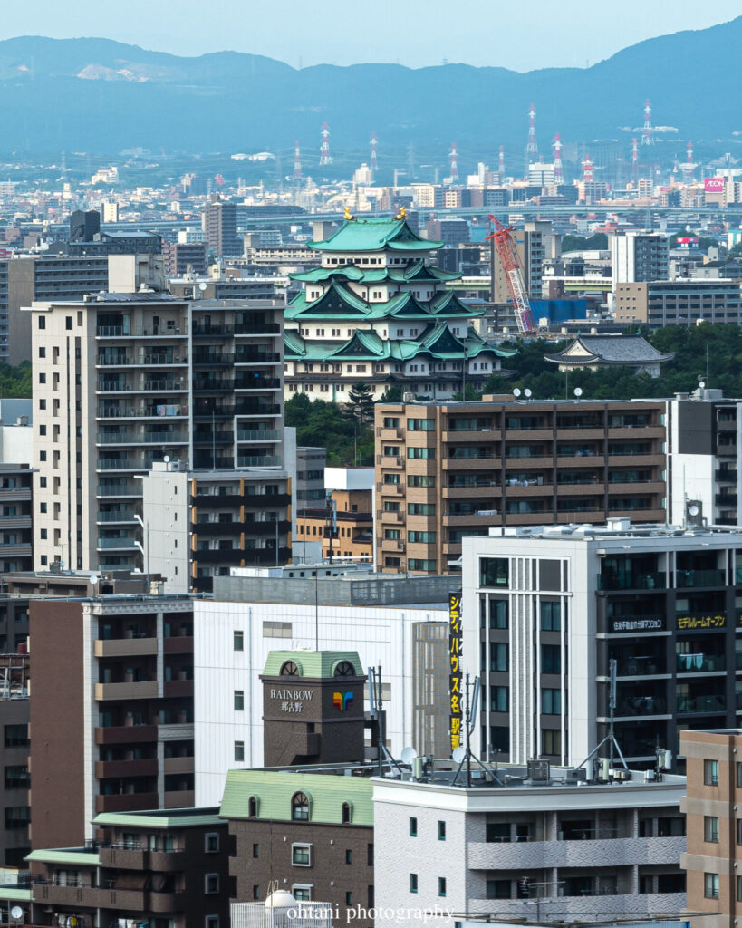 街中に佇む名古屋城